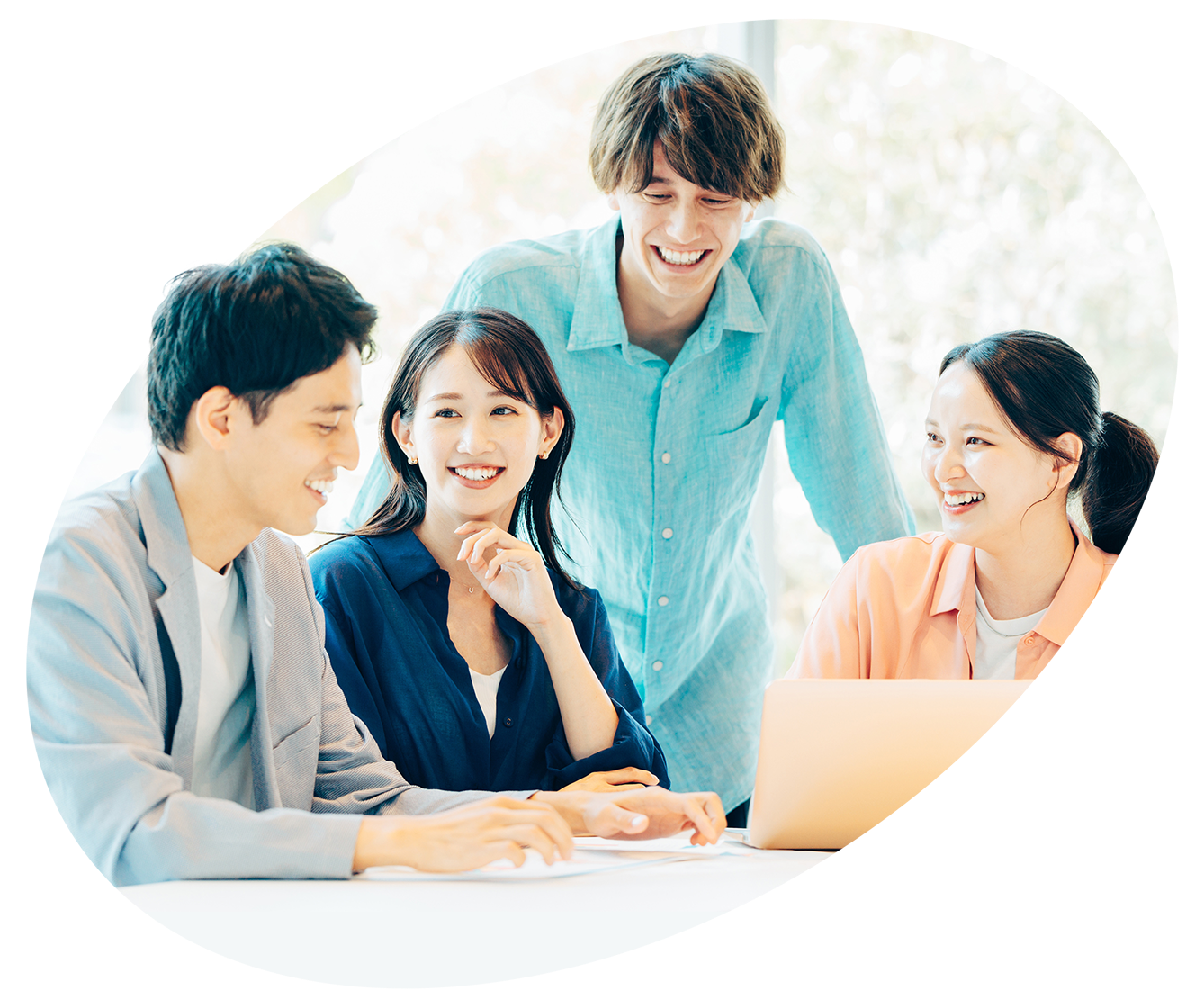 チームで話し合うメンバー