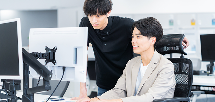 エンジニアがモニターを見る様子